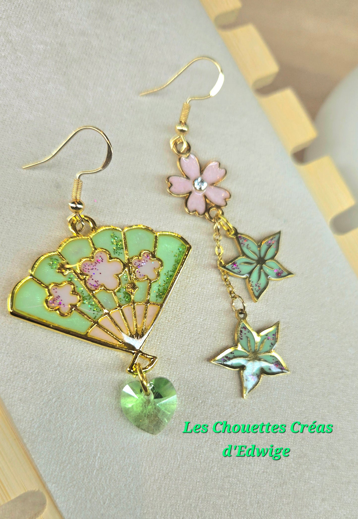Boucles d'oreilles dépareillées éventail et fleurs de sakura