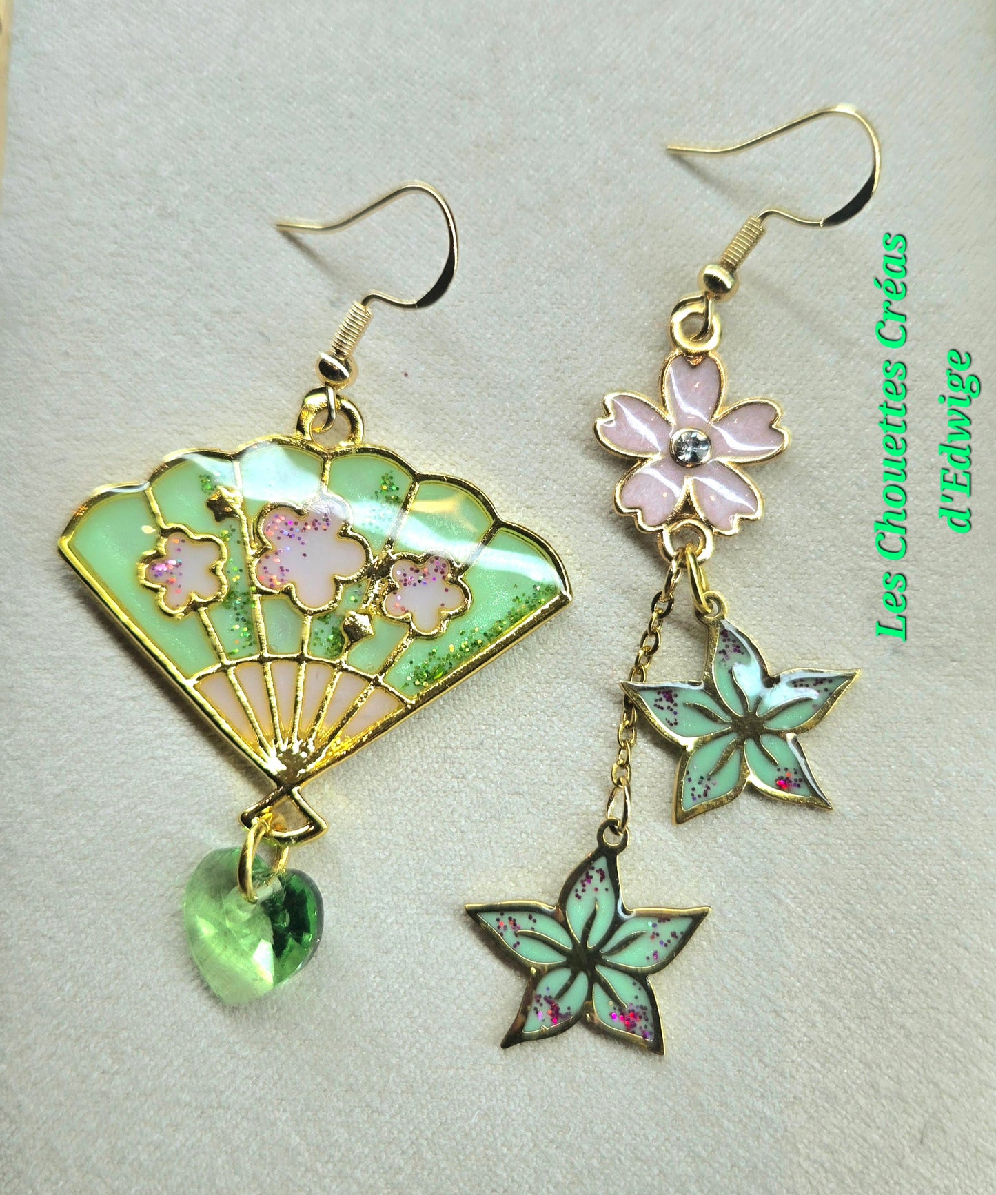 Boucles d'oreilles dépareillées éventail et fleurs de sakura