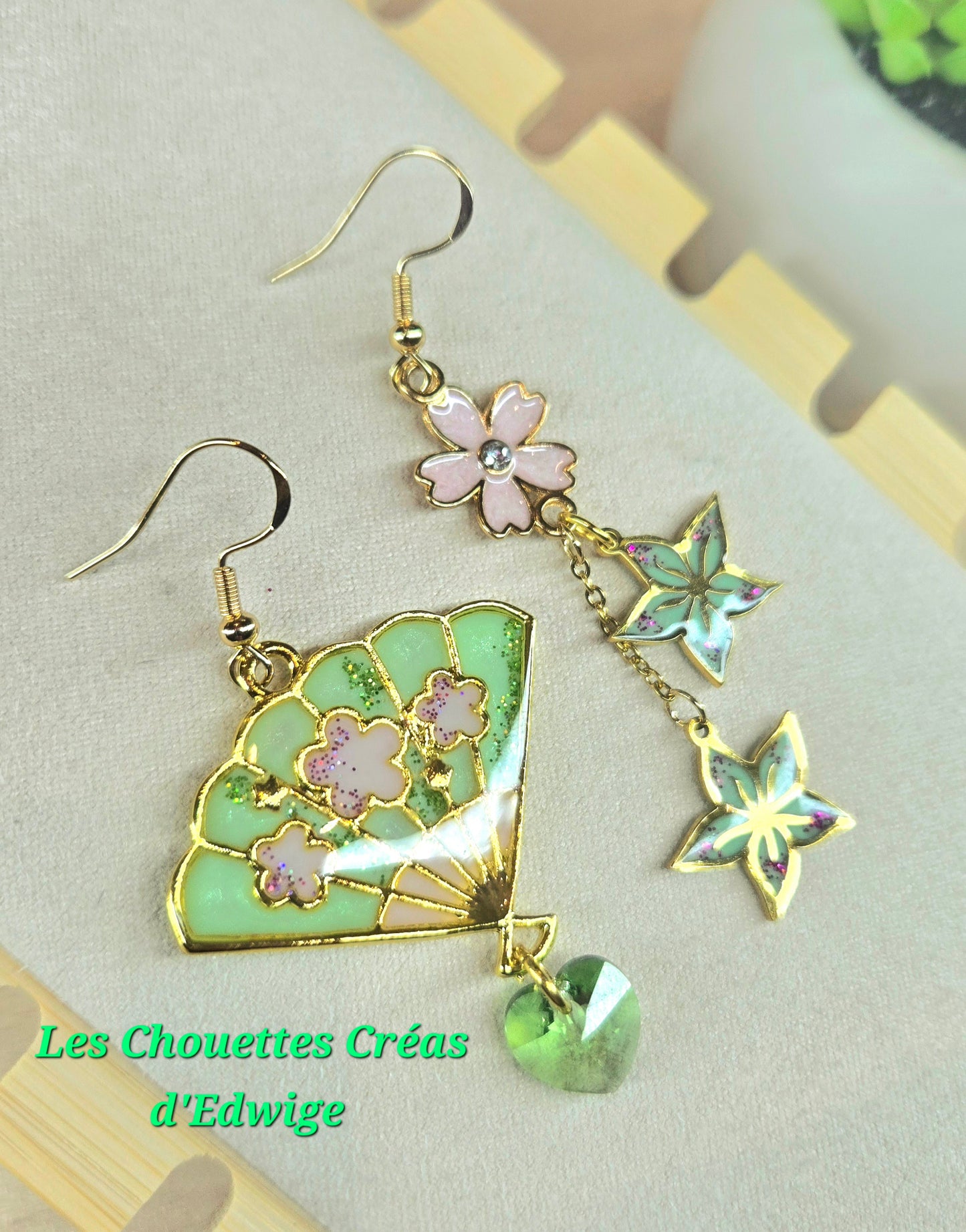 Boucles d'oreilles dépareillées éventail et fleurs de sakura