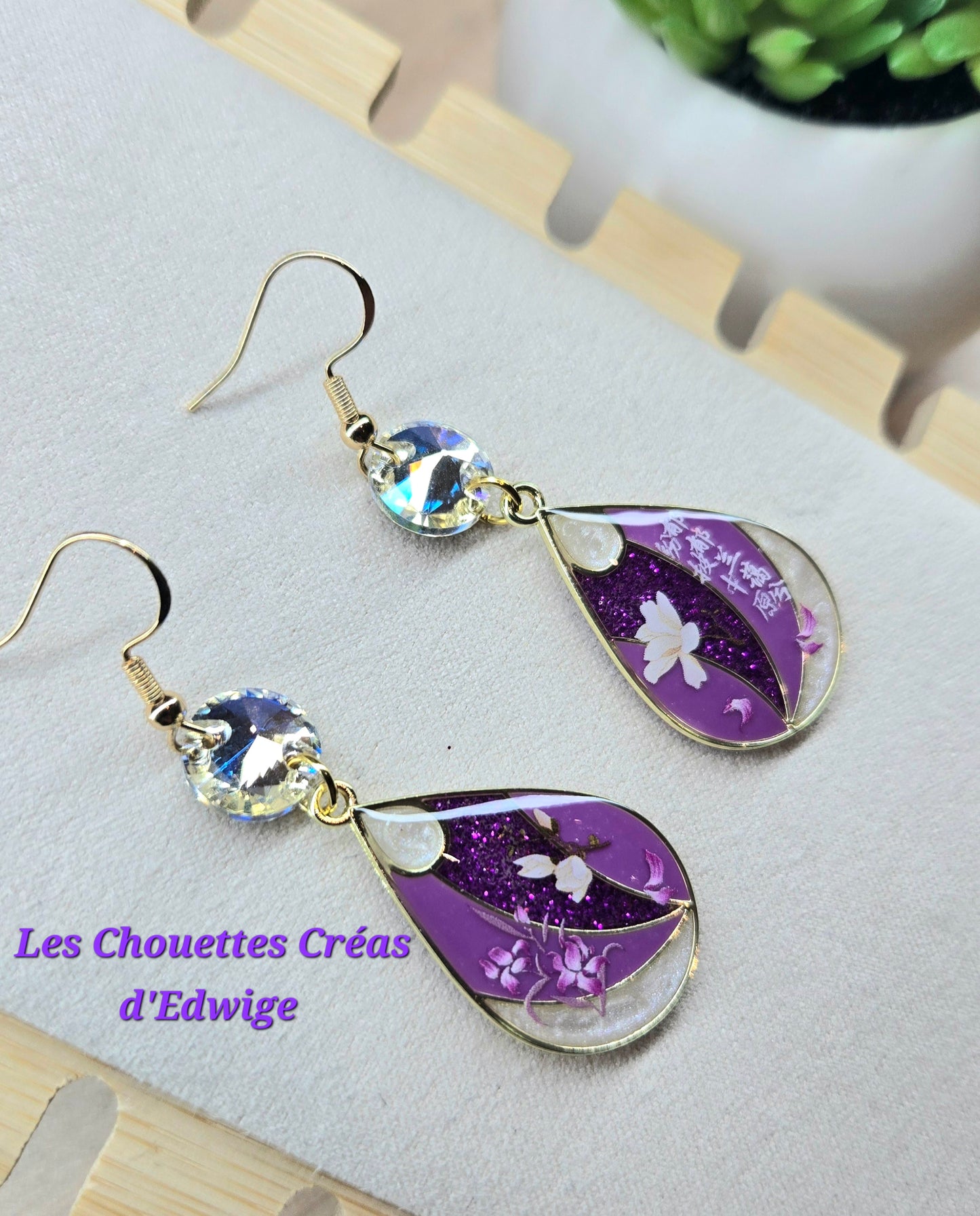 Boucles d'oreilles violettes aux décors asiatiques
