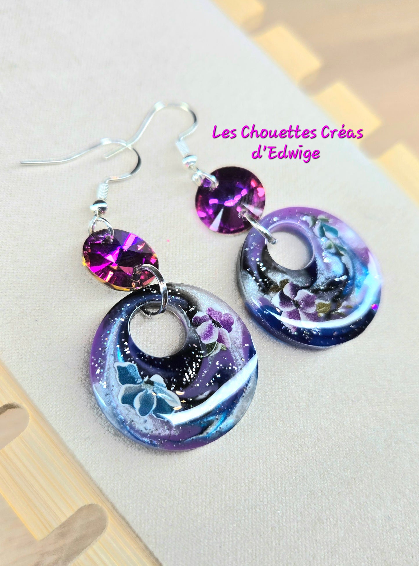 Créoles violet-bleu avec fleurs
