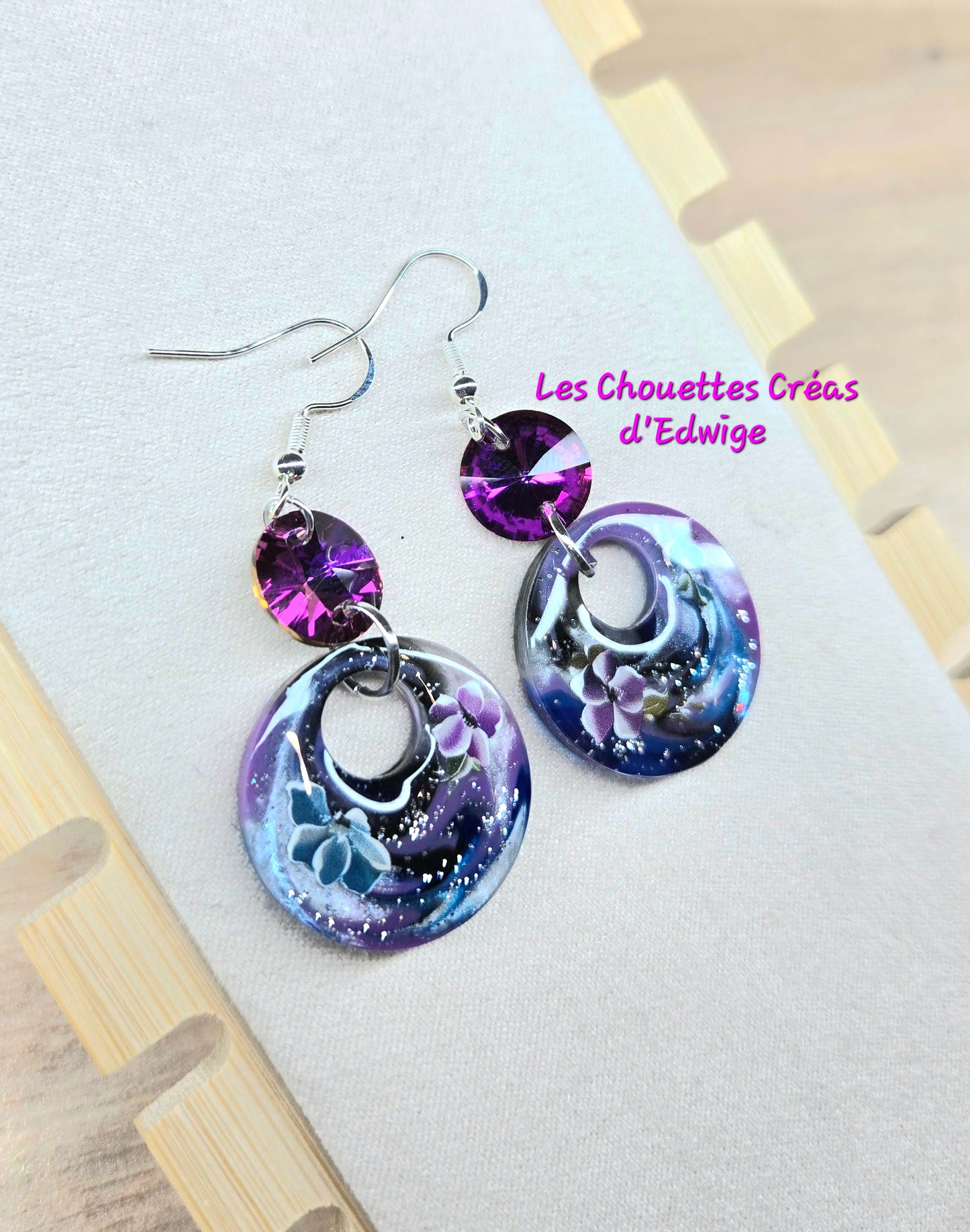 Créoles violet-bleu avec fleurs