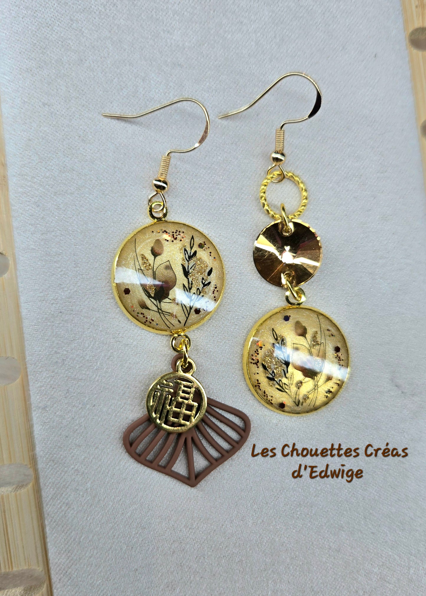 Boucles d'oreilles dépareillées avec fleurs marrons