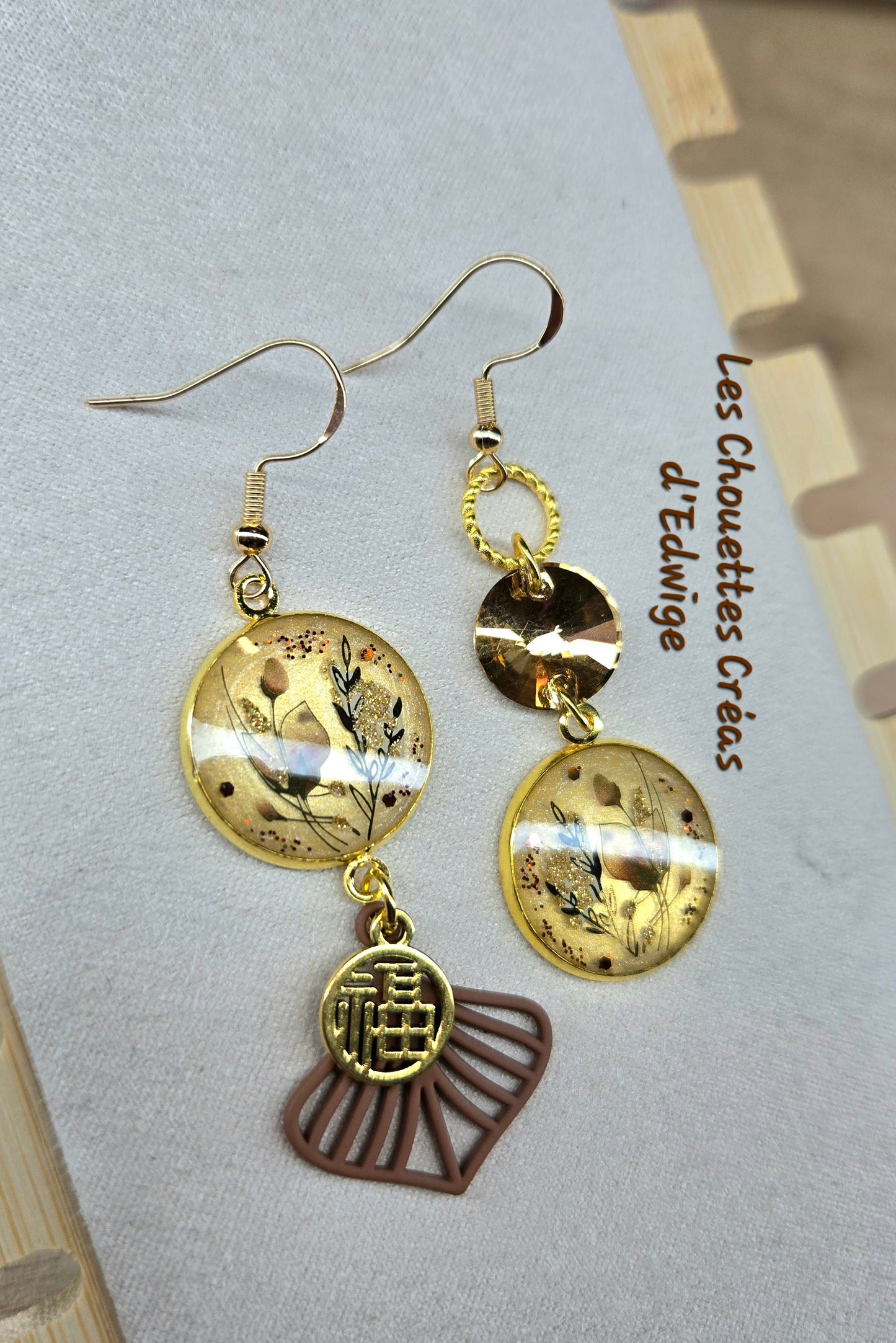 Boucles d'oreilles dépareillées avec fleurs marrons