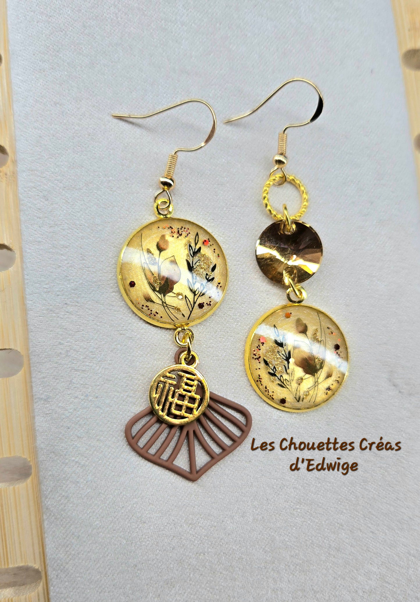 Boucles d'oreilles dépareillées avec fleurs marrons