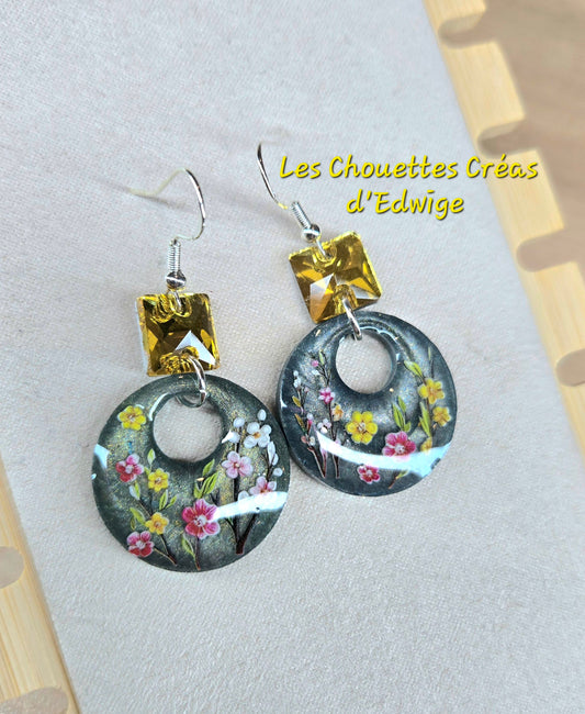 Créoles avec fleurs printanières