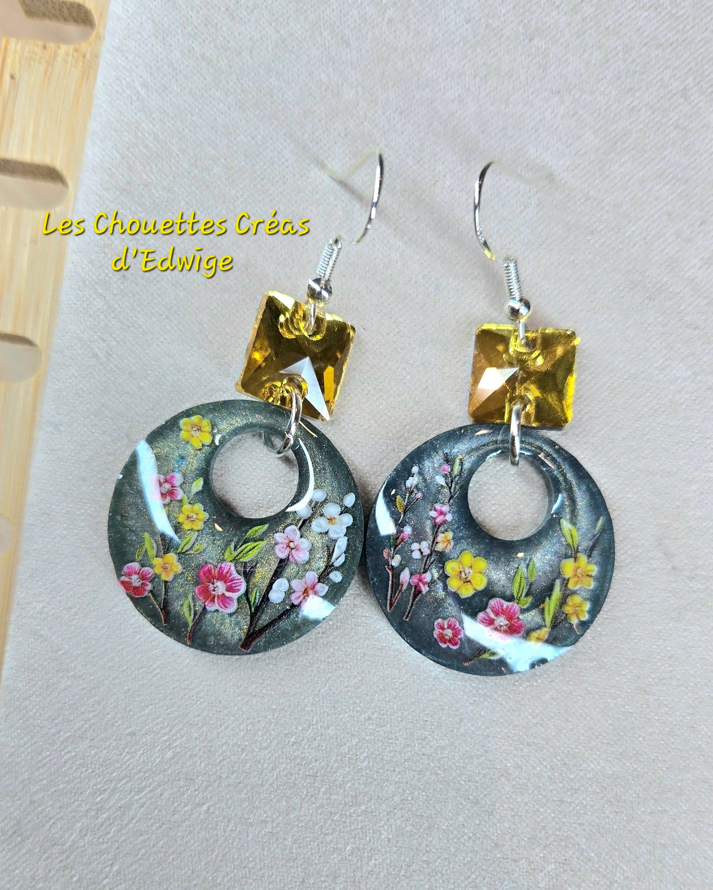 Créoles avec fleurs printanières