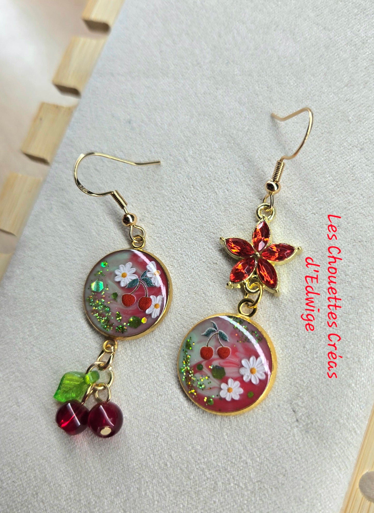 Boucles d'oreilles dépareillées cerises