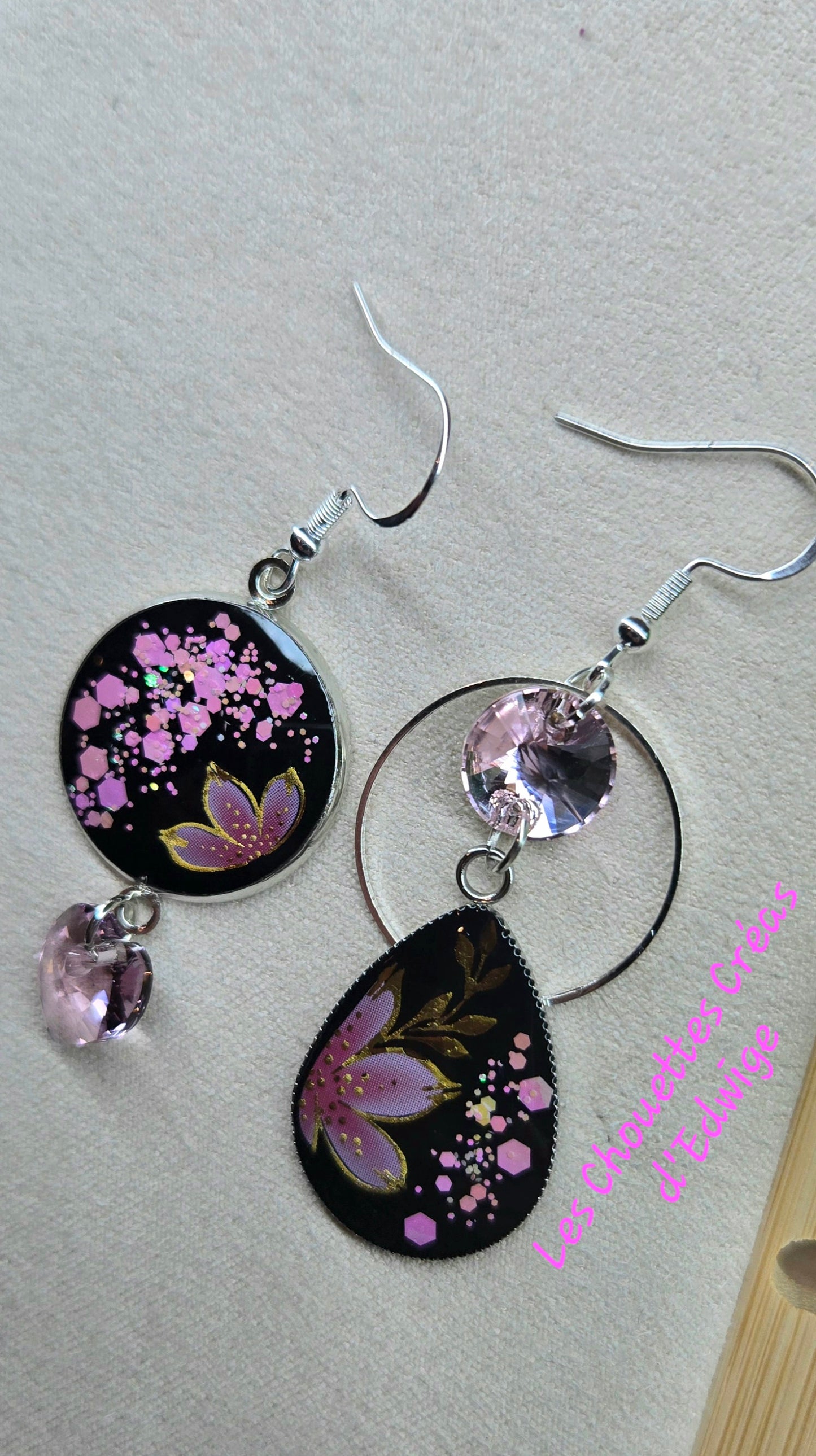 Boucles d'oreilles fleuries dépareillées