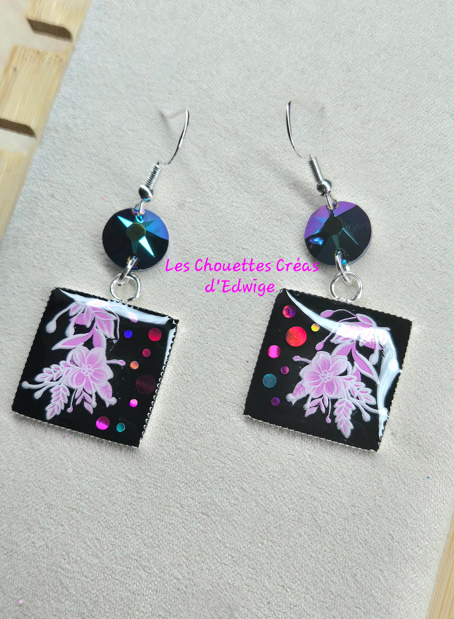 Boucles d'oreilles carrées noires et roses