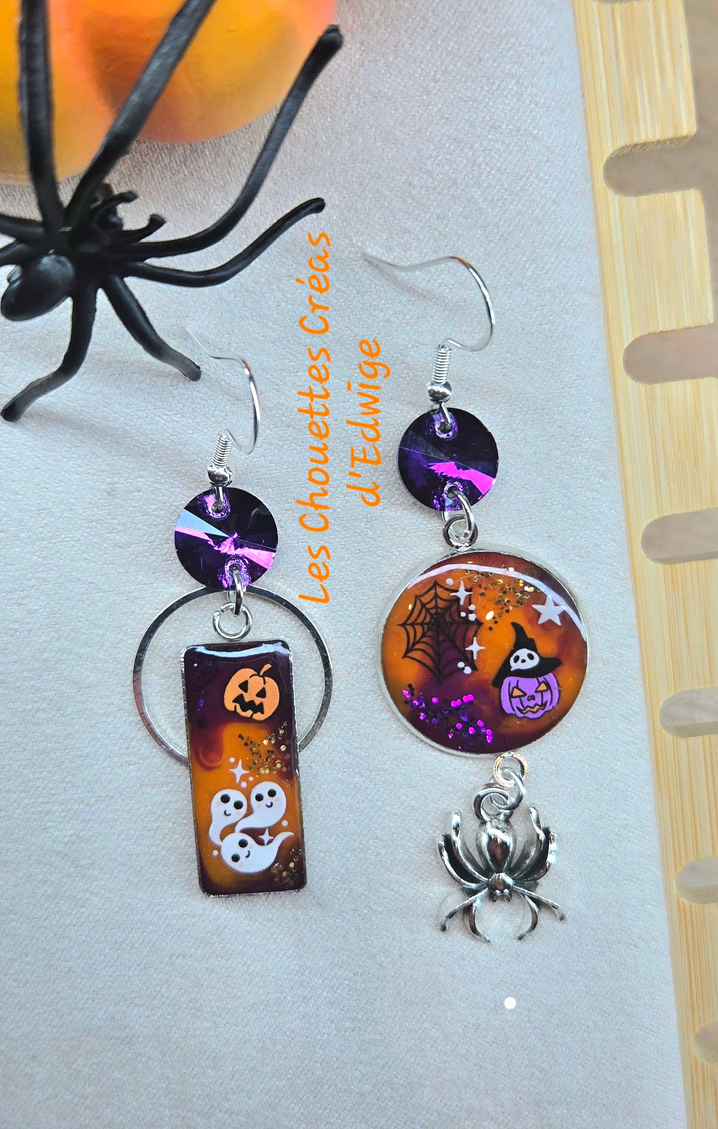 Boucles d'oreilles dépareillées "monstrueuses"