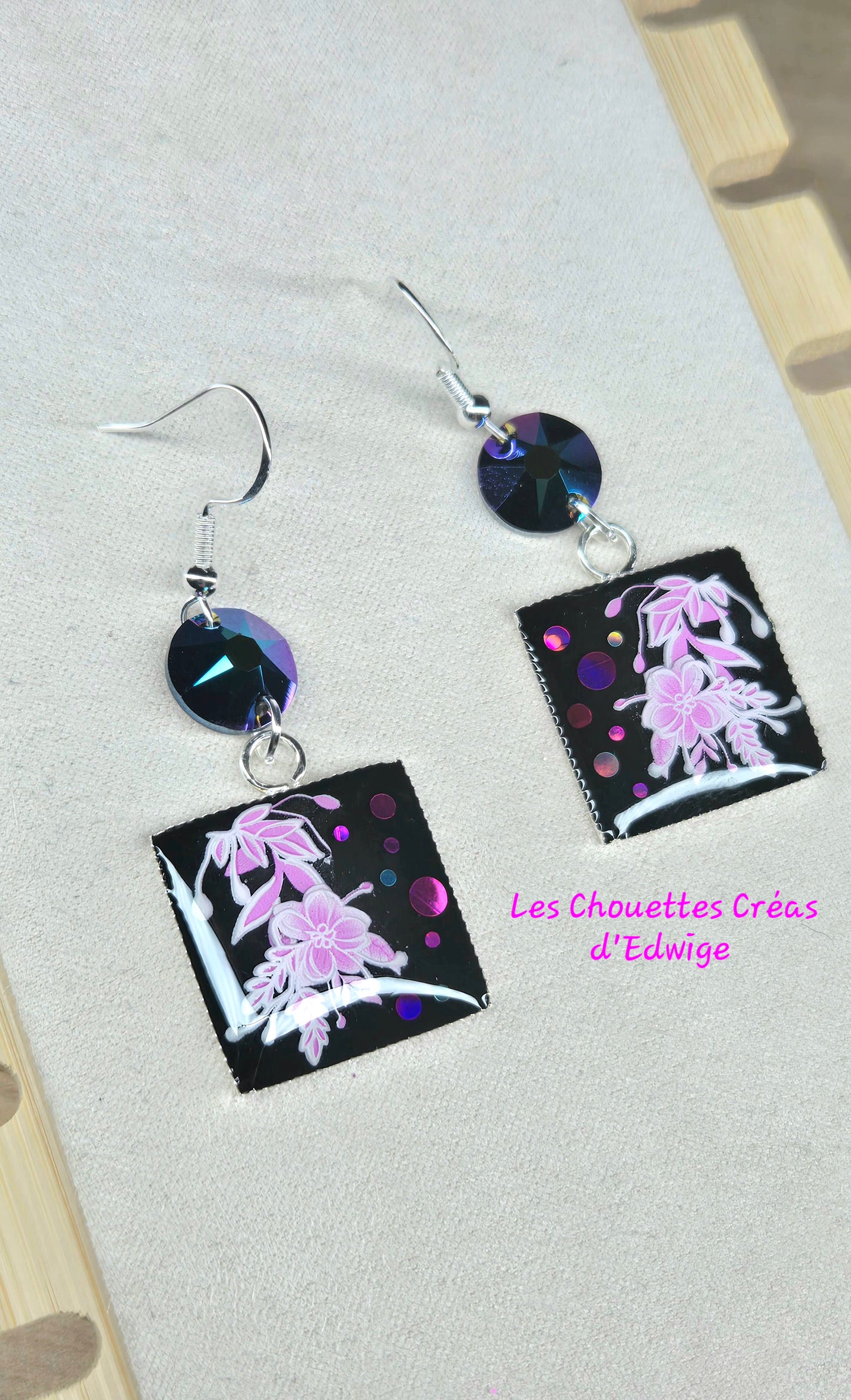 Boucles d'oreilles carrées noires et roses