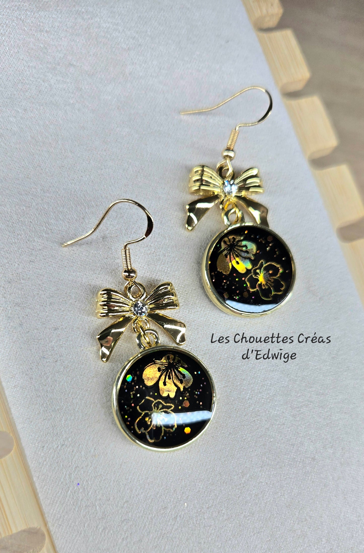 Boucles d'oreilles noires avec nœuds dorés