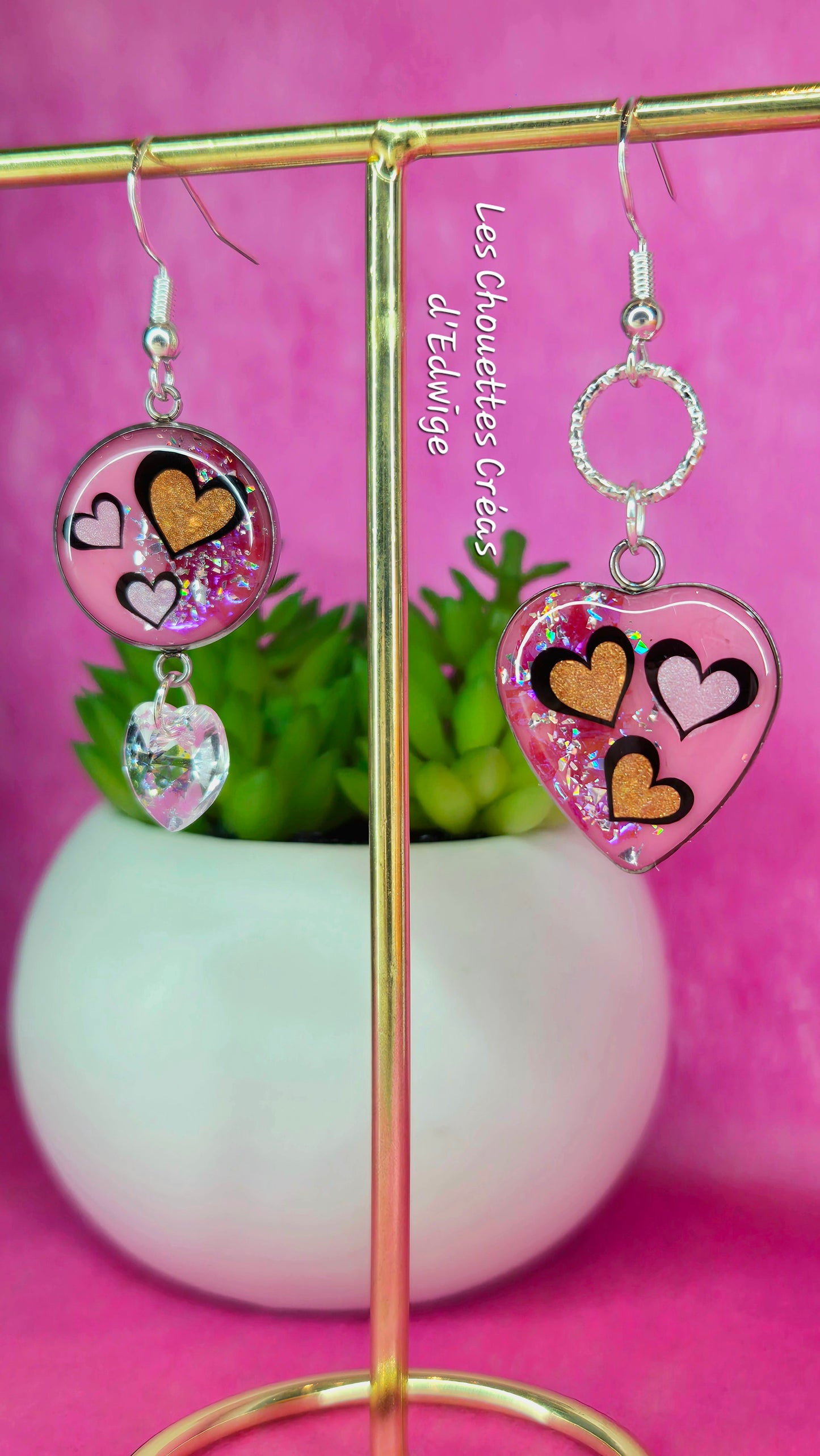 Boucles d'oreilles dépareillées avec cœurs