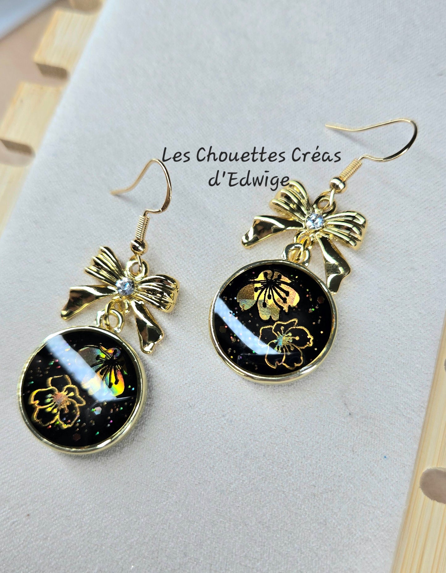 Boucles d'oreilles noires avec nœuds dorés