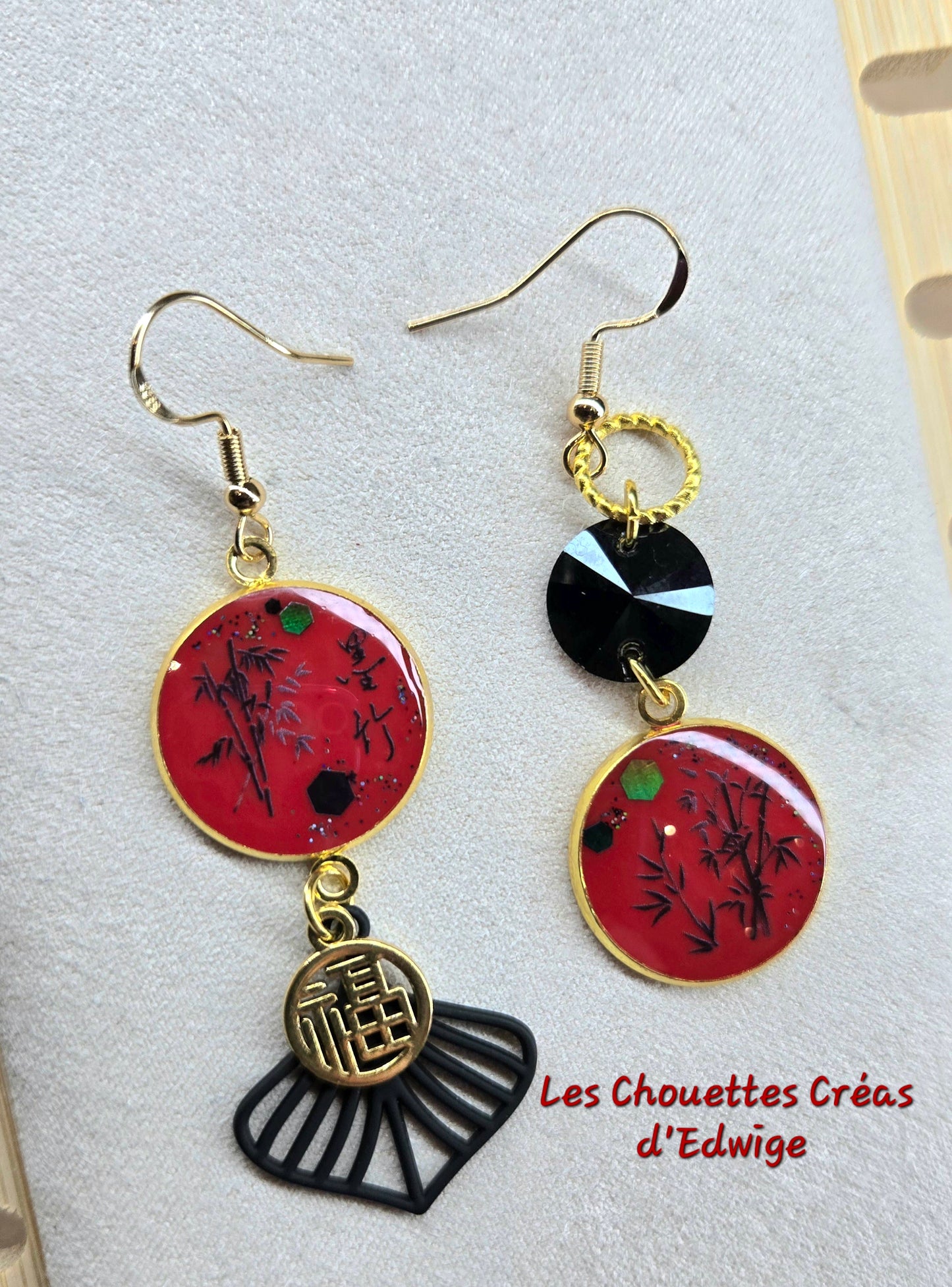 Boucles d'oreilles dépareillées rouges et noires