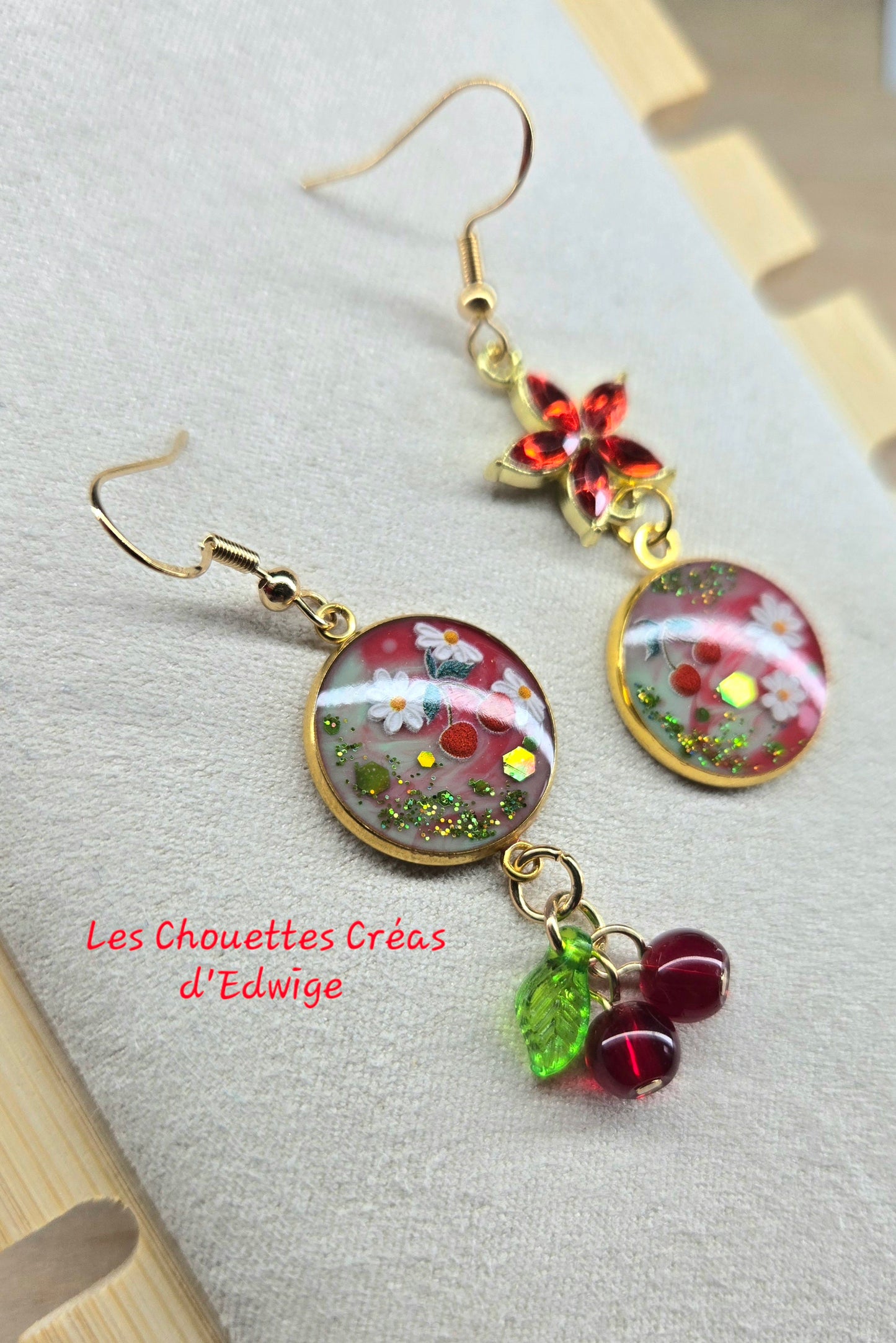 Boucles d'oreilles dépareillées cerises