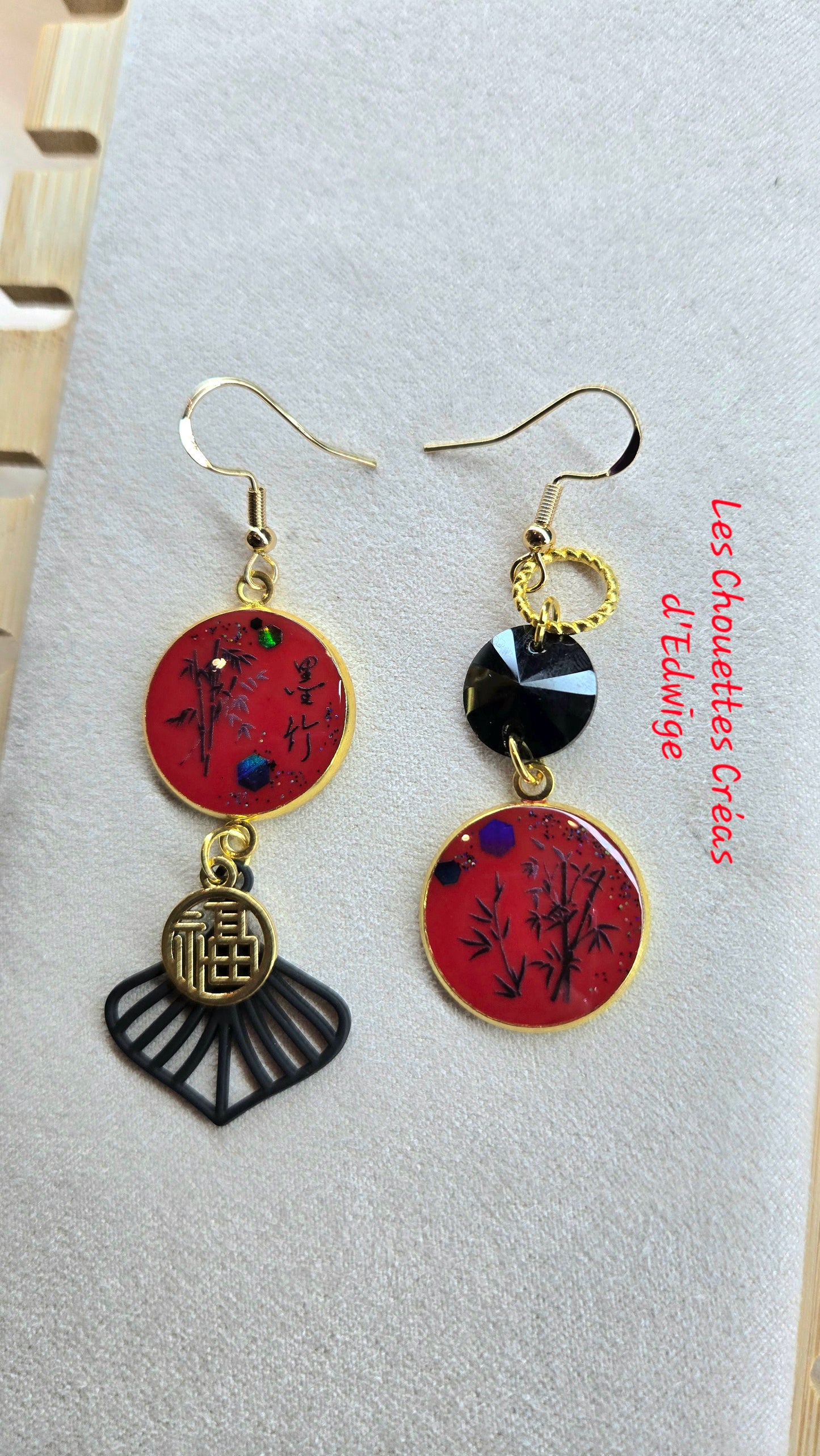 Boucles d'oreilles dépareillées rouges et noires