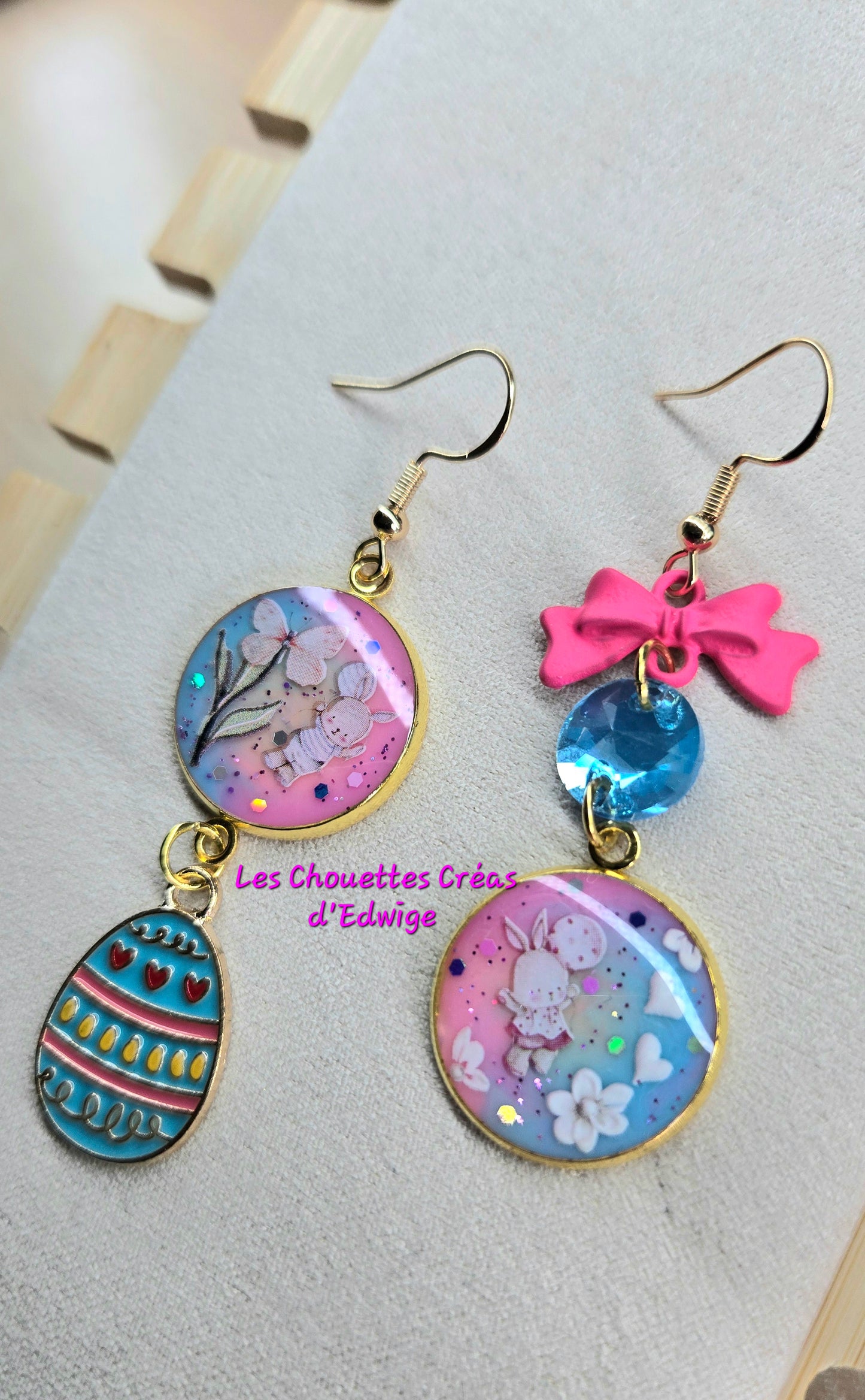 Boucles d'oreilles dépareillées Pâques roses et bleues