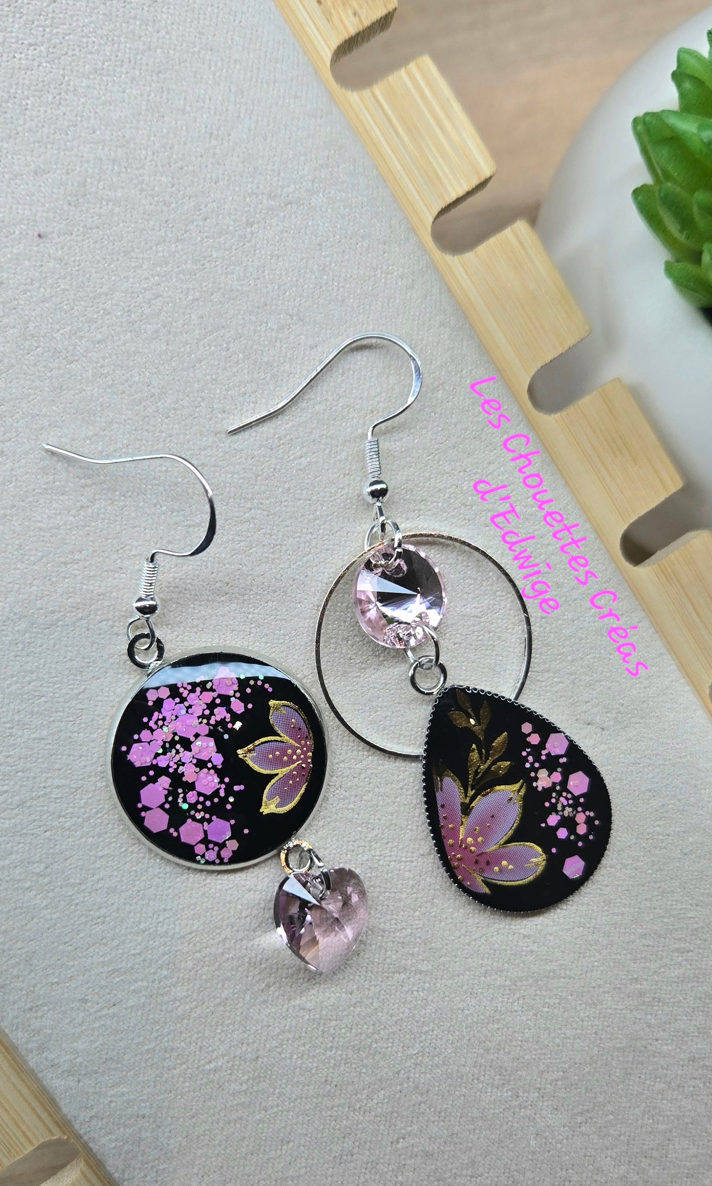 Boucles d'oreilles fleuries dépareillées