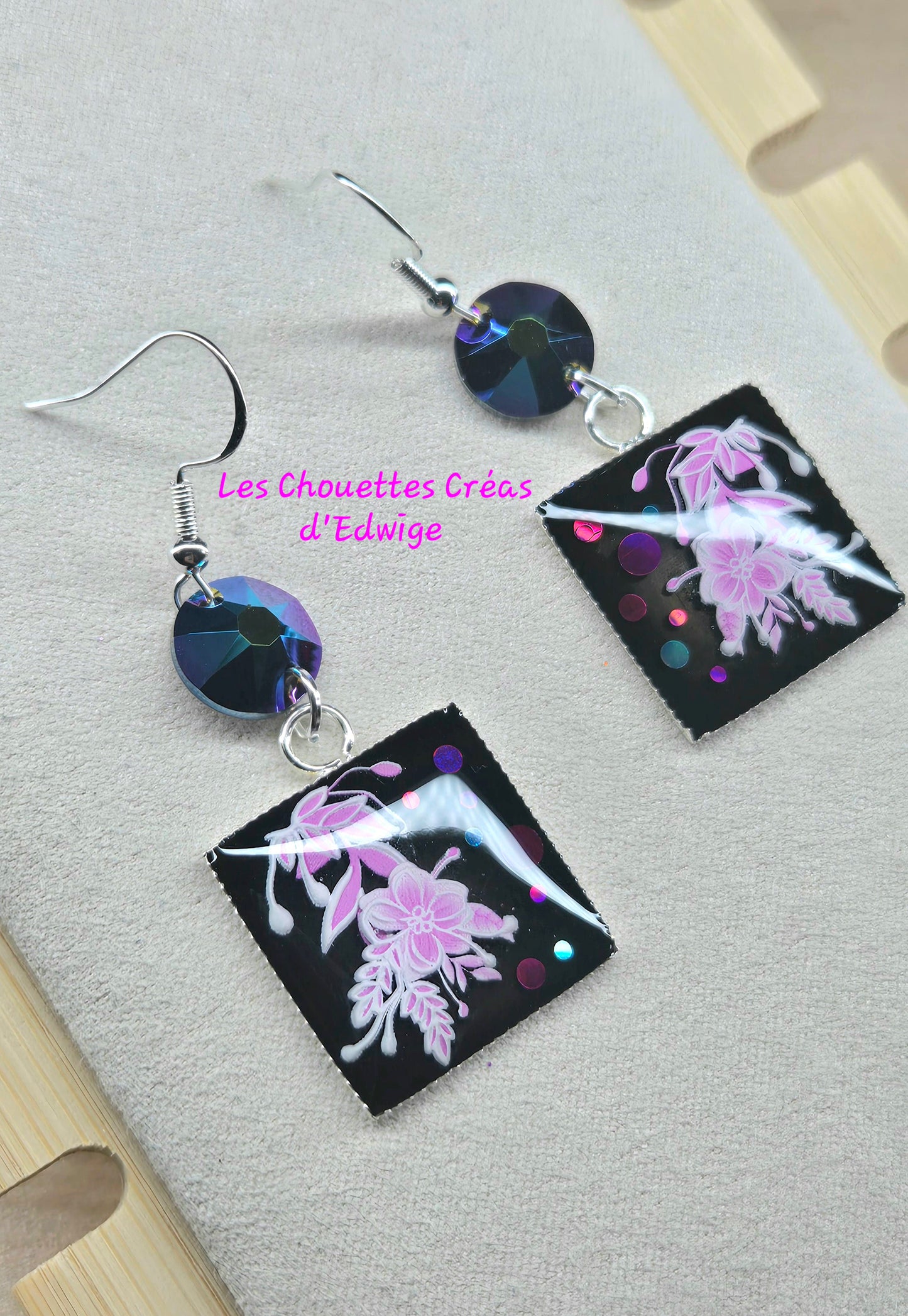Boucles d'oreilles carrées noires et roses