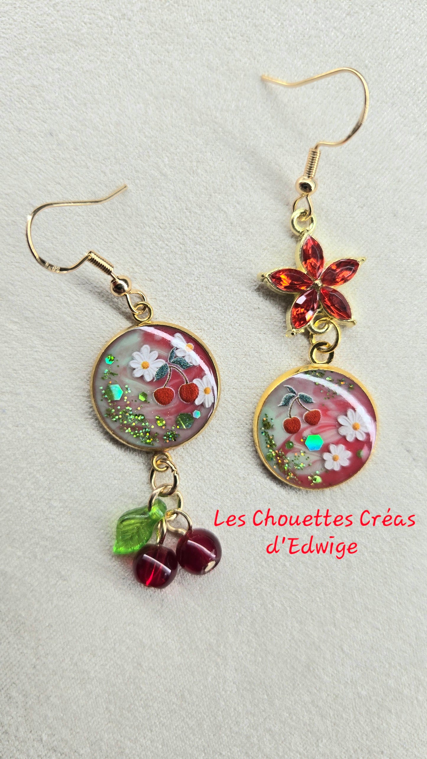 Boucles d'oreilles dépareillées cerises