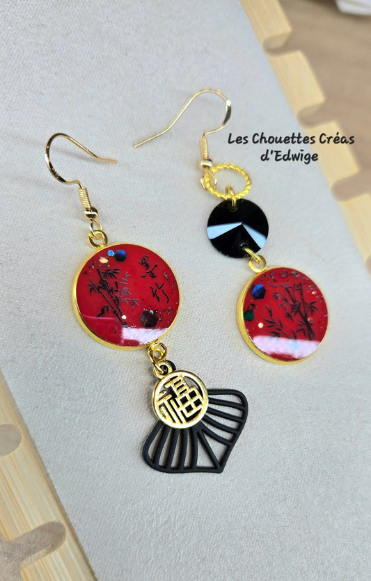 Boucles d'oreilles dépareillées rouges et noires