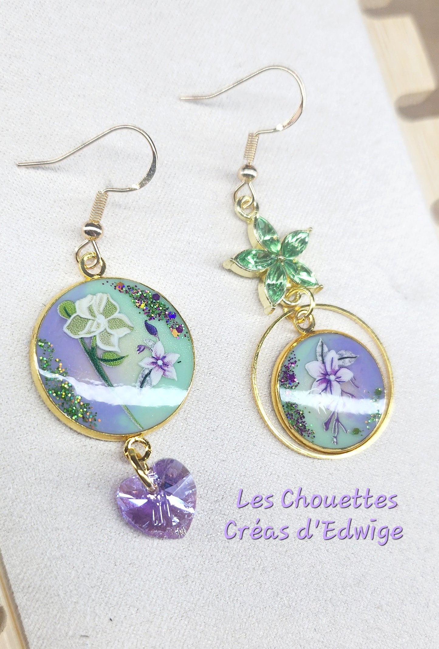 Boucles d'oreilles dépareillées violet/vert