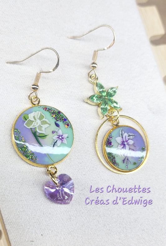 Boucles d'oreilles dépareillées violet/vert