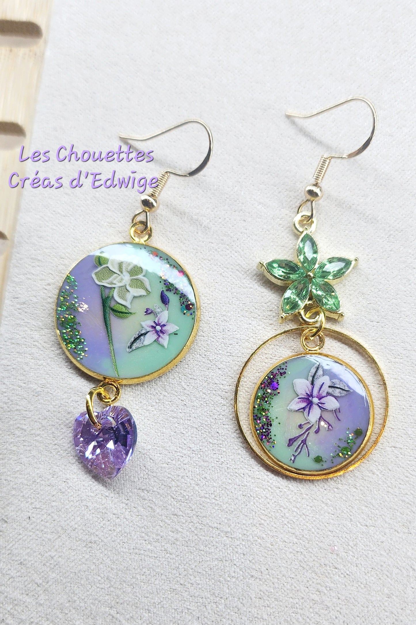 Boucles d'oreilles dépareillées violet/vert