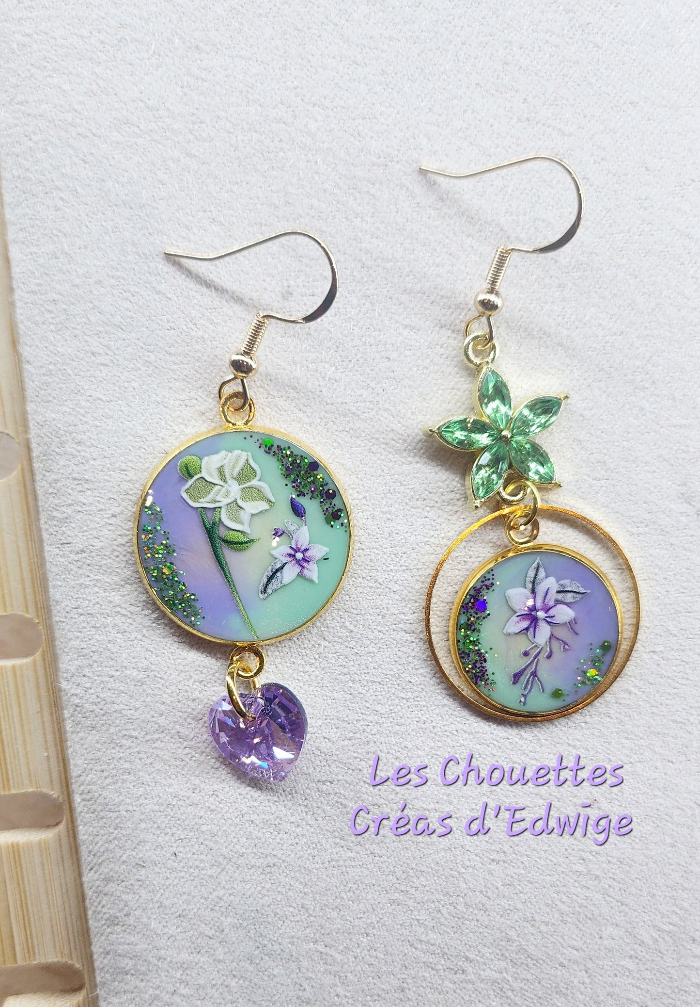 Boucles d'oreilles dépareillées violet/vert