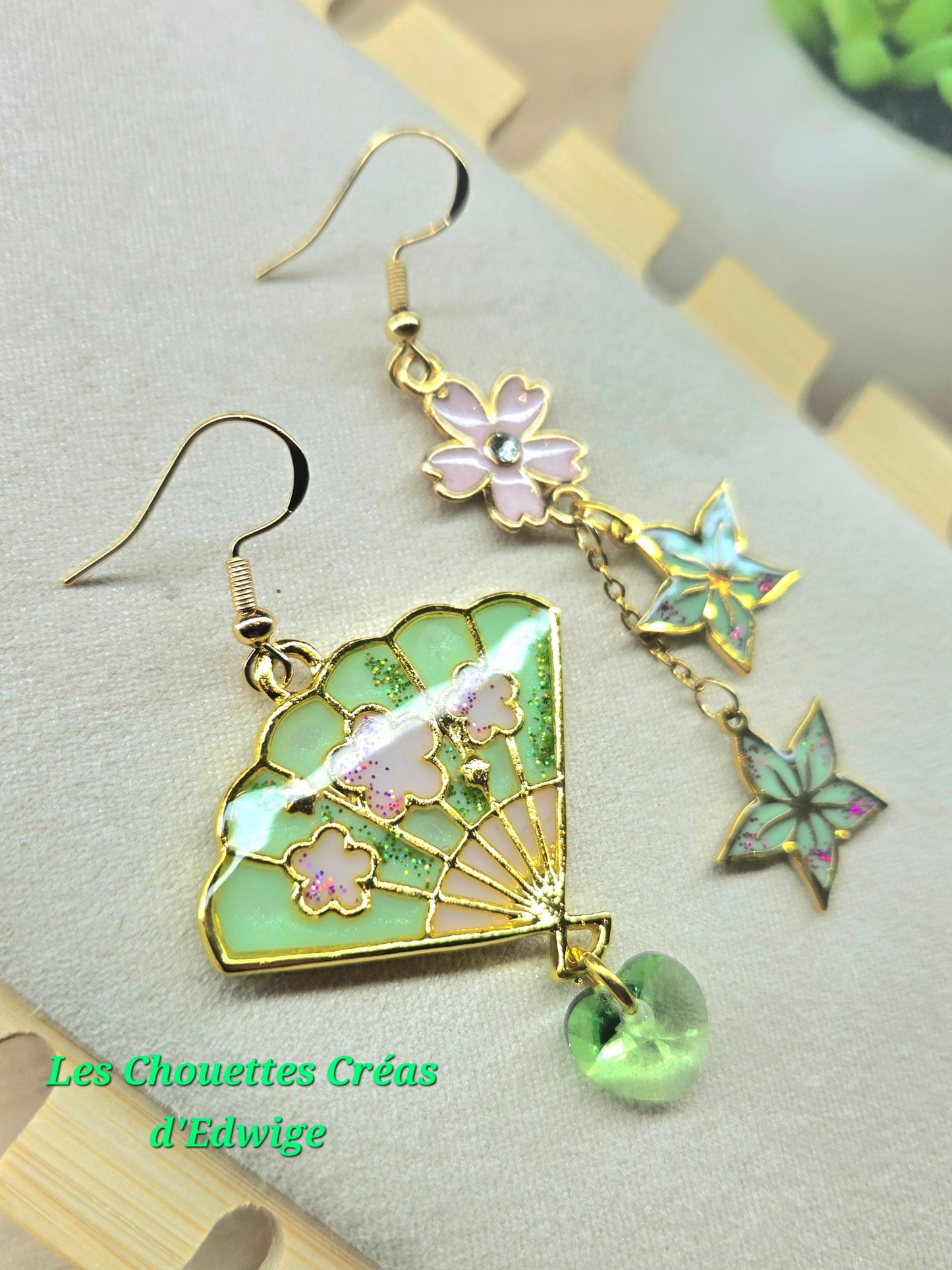 Boucles d'oreilles dépareillées éventail et fleurs de sakura