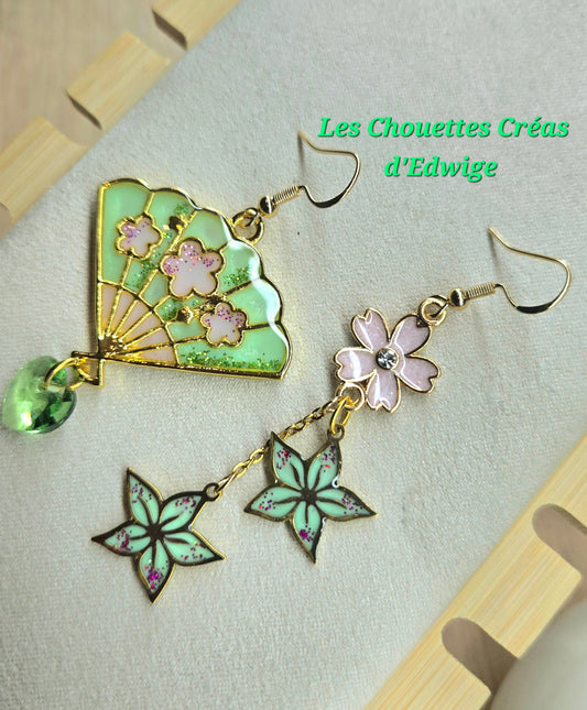 Boucles d'oreilles dépareillées éventail et fleurs de sakura