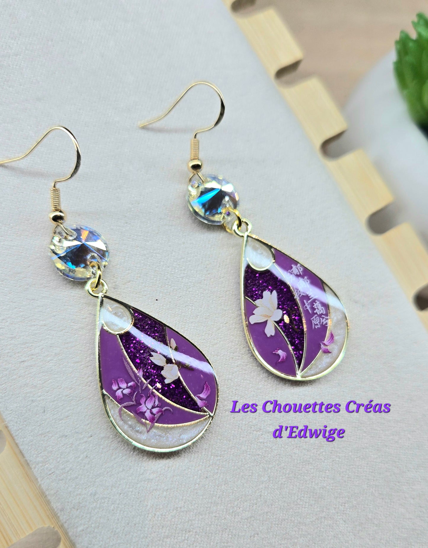 Boucles d'oreilles violettes aux décors asiatiques