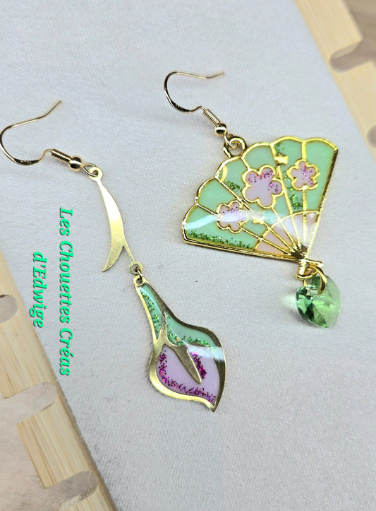 Boucles d'oreilles dépareillées éventail et fleur d'arum