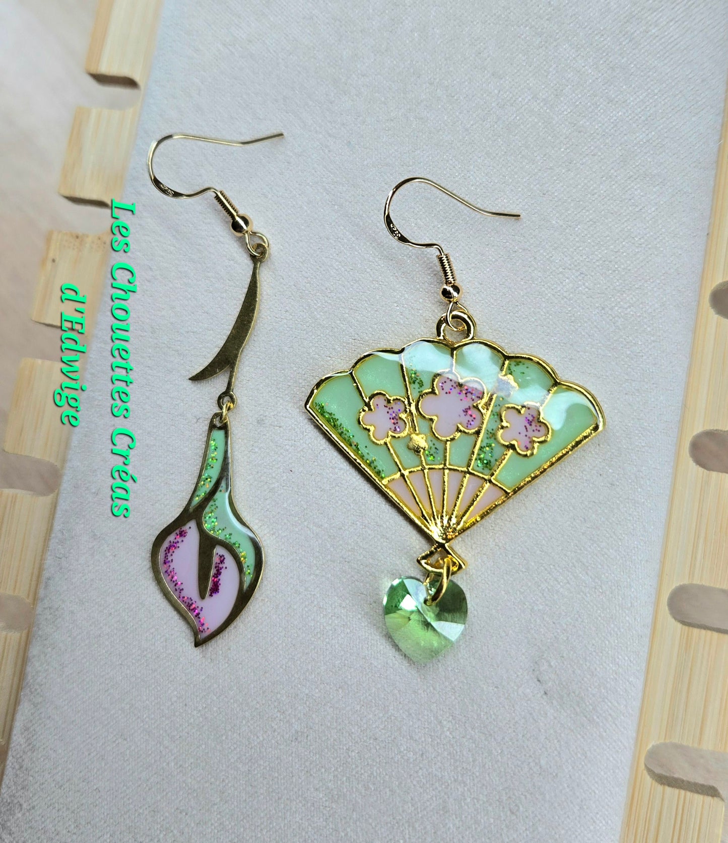 Boucles d'oreilles dépareillées éventail et fleur d'arum
