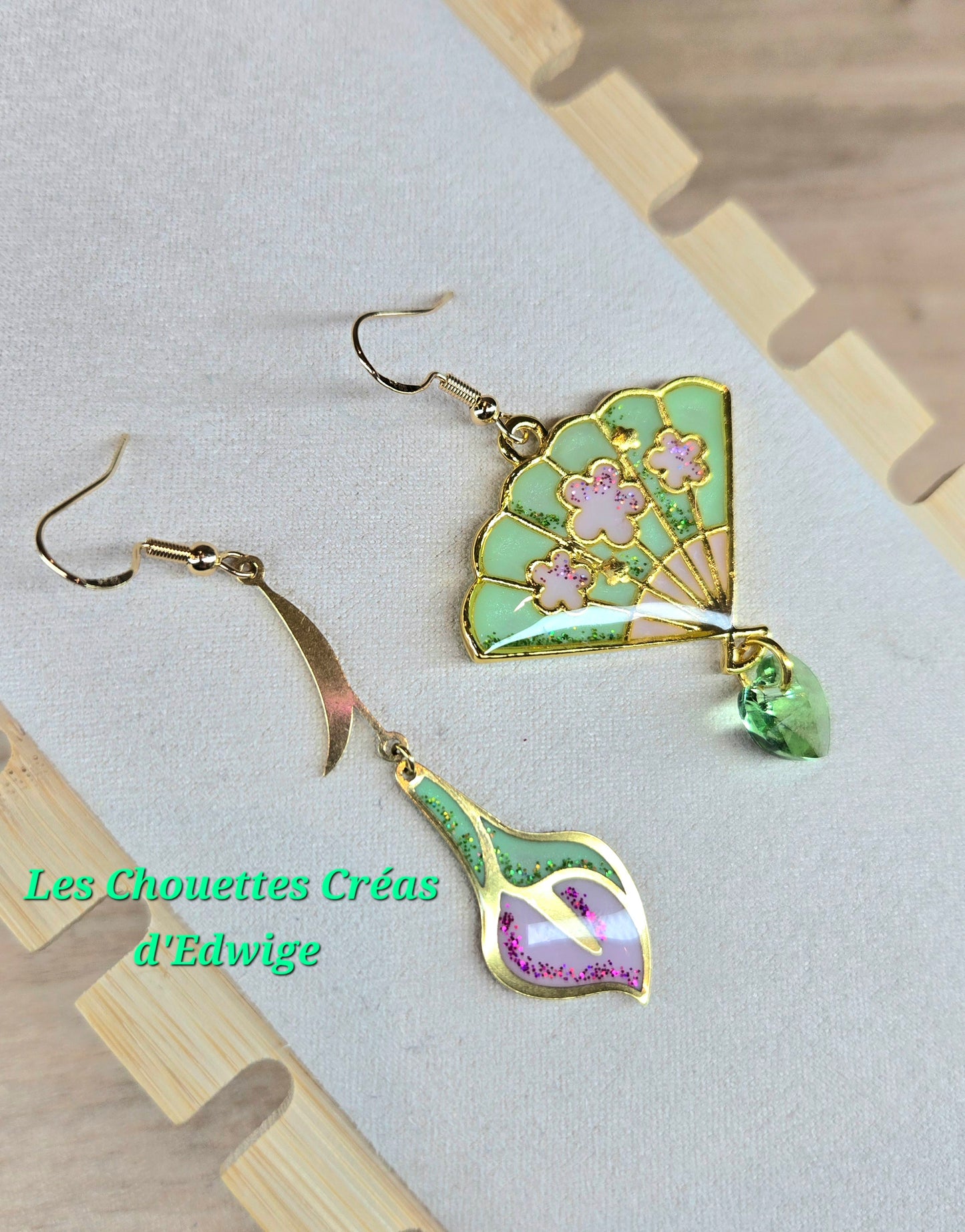 Boucles d'oreilles dépareillées éventail et fleur d'arum