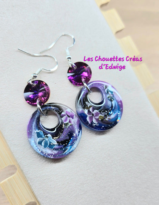 Créoles violet-bleu avec fleurs