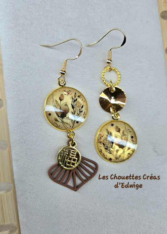Boucles d'oreilles dépareillées avec fleurs marrons