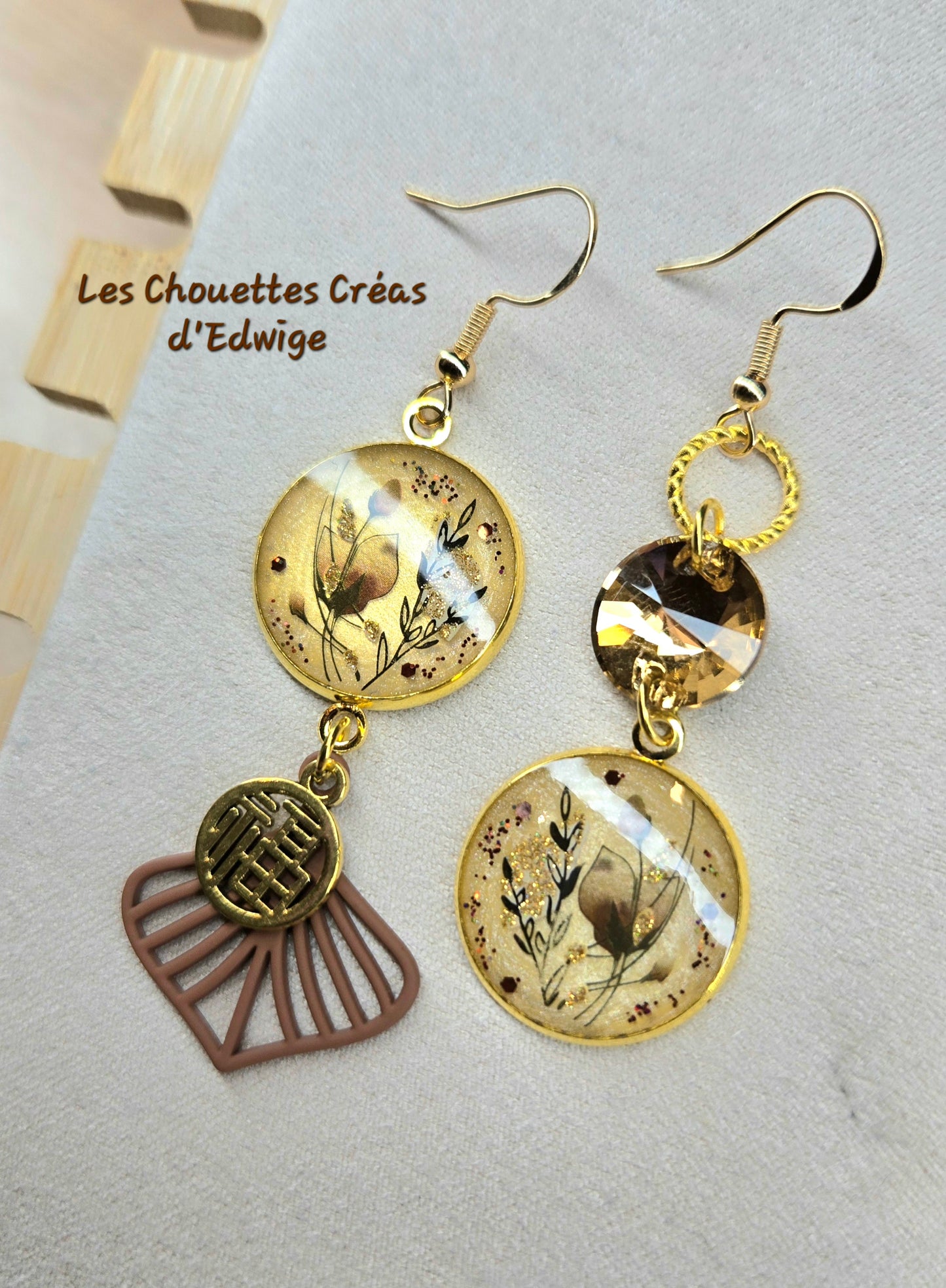 Boucles d'oreilles dépareillées avec fleurs marrons
