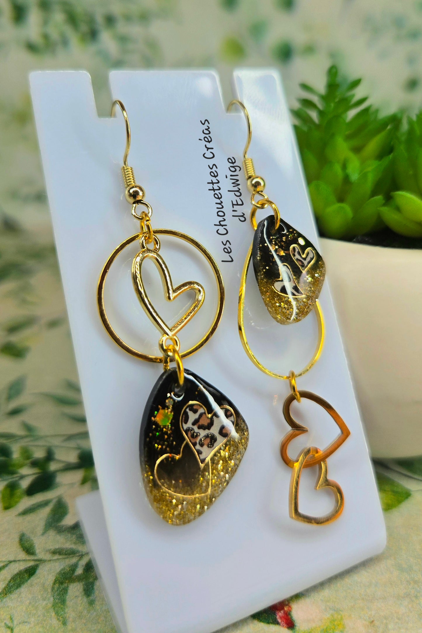 Boucles d'oreilles dépareillées cœurs et léopard