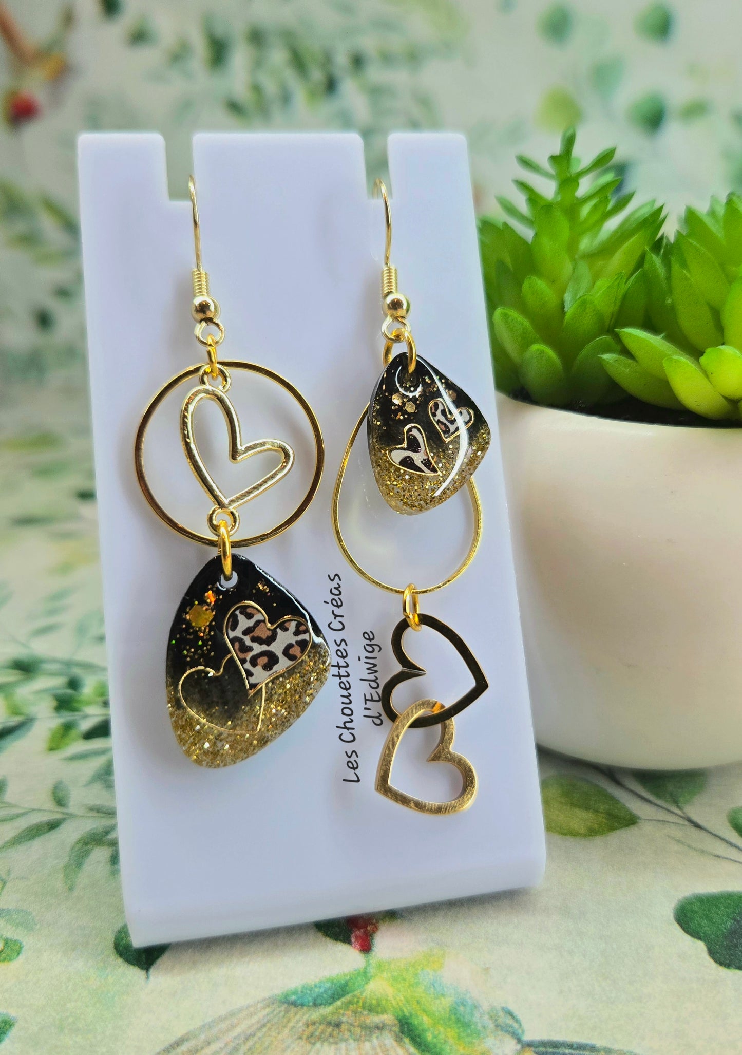 Boucles d'oreilles dépareillées cœurs et léopard