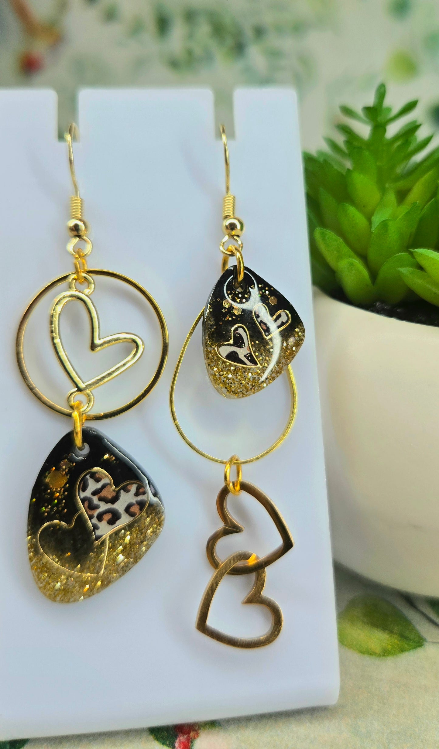 Boucles d'oreilles dépareillées cœurs et léopard
